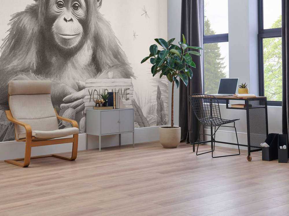 Jonge orang-oetan in de jungle beige