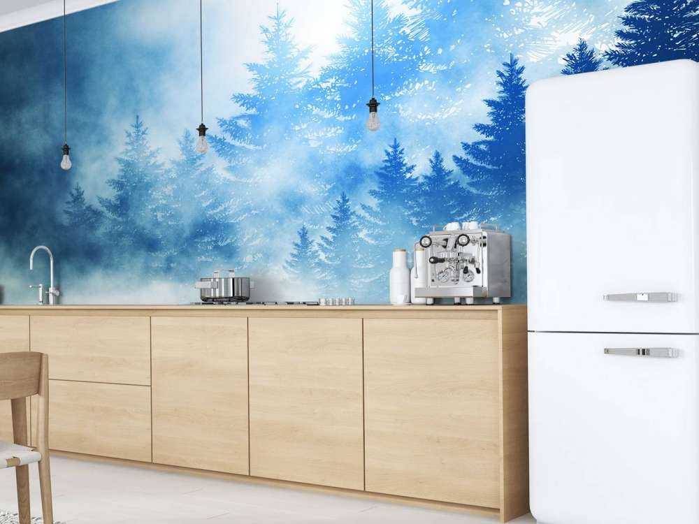 Donker bos met sneeuw