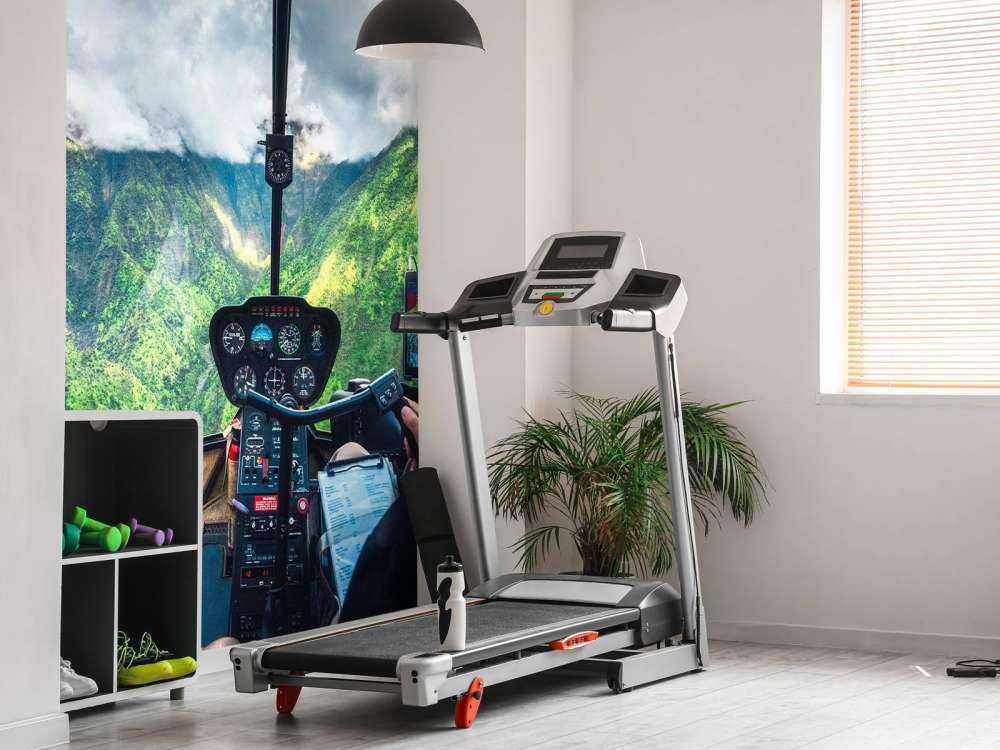 Helikoptervlucht boven tropisch bergdal