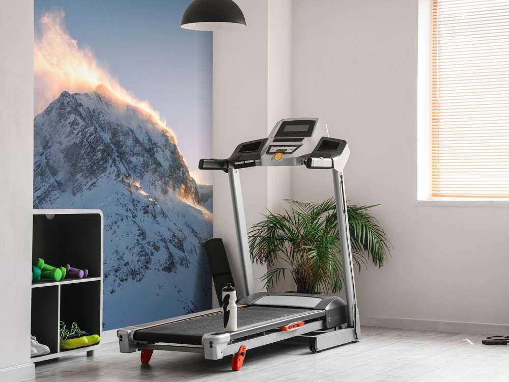 Bergtop in vurige ochtendgloed