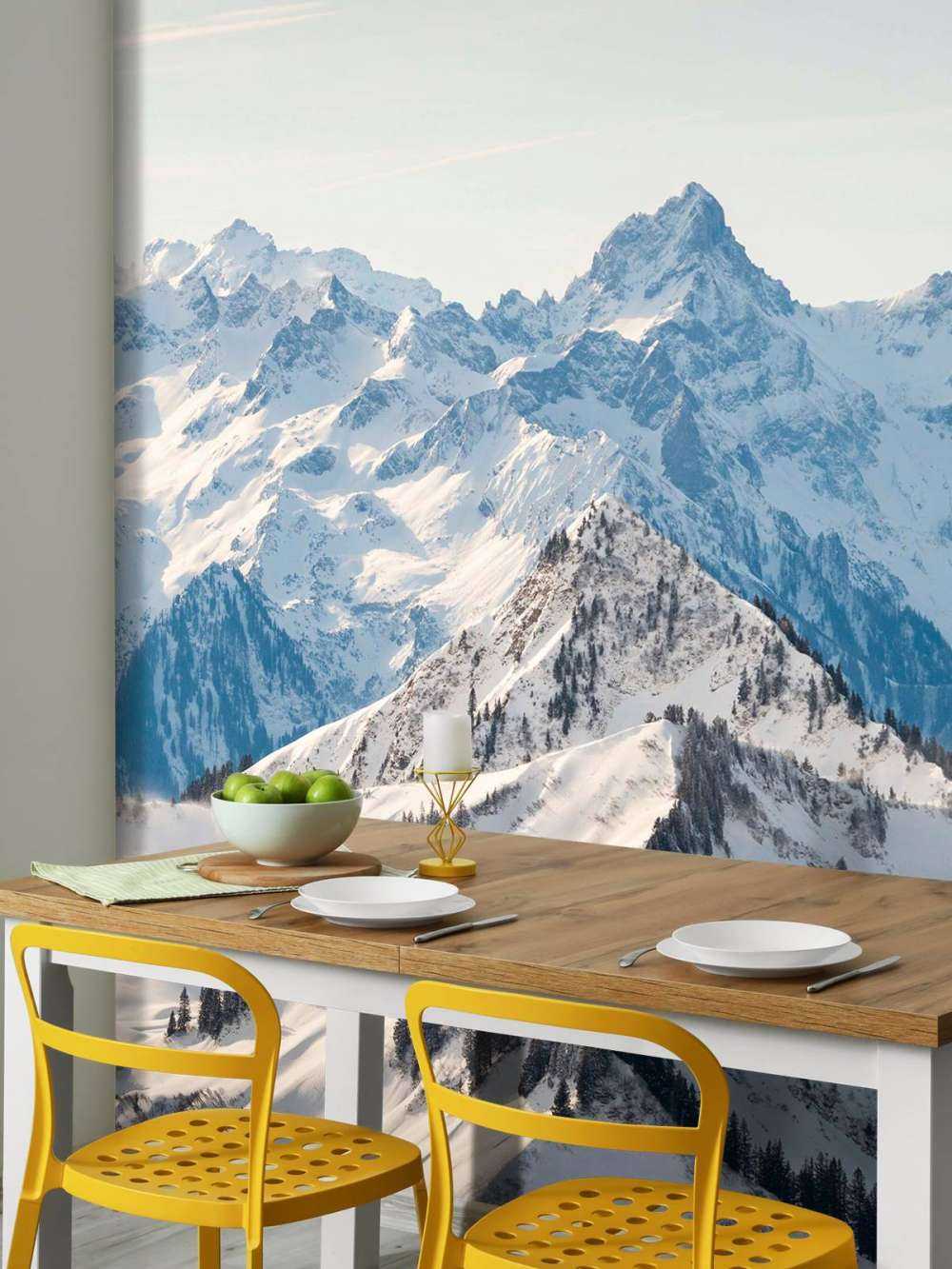 Winterkam met alpenpieken in zonlicht