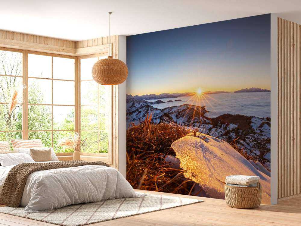 Zonsopkomst boven winterse bergweide