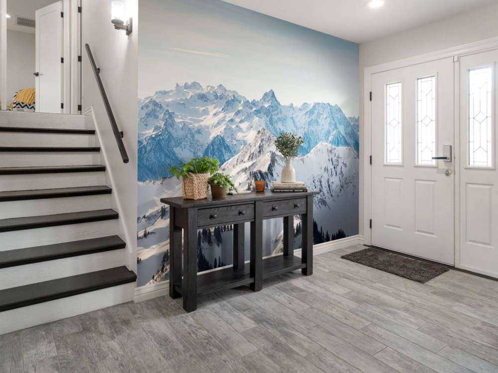 Winterse bergketen met besneeuwde sparrenrug