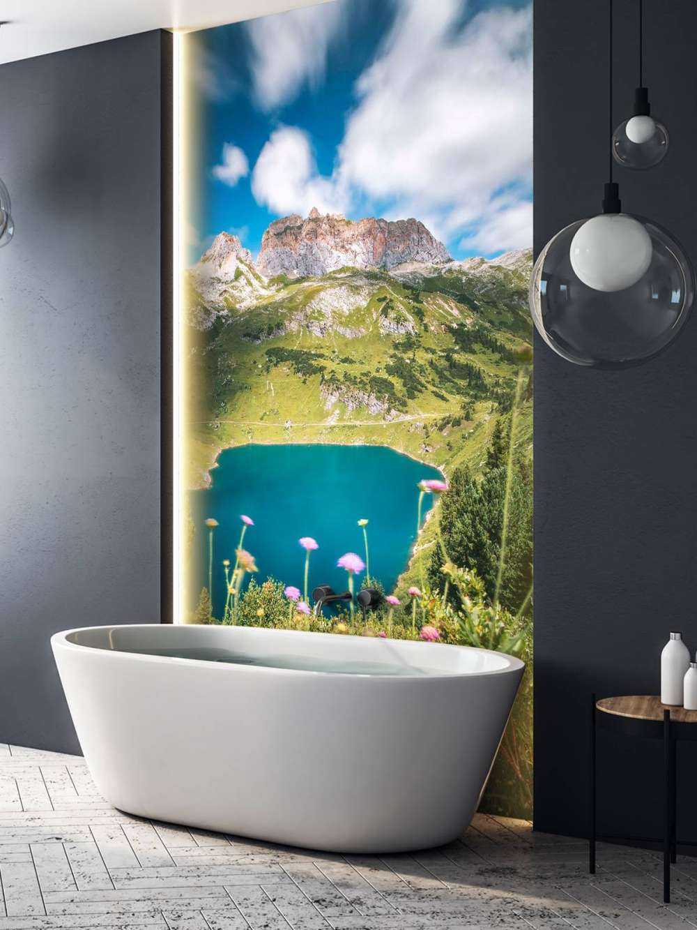 Bloemenweide aan helder bergmeer