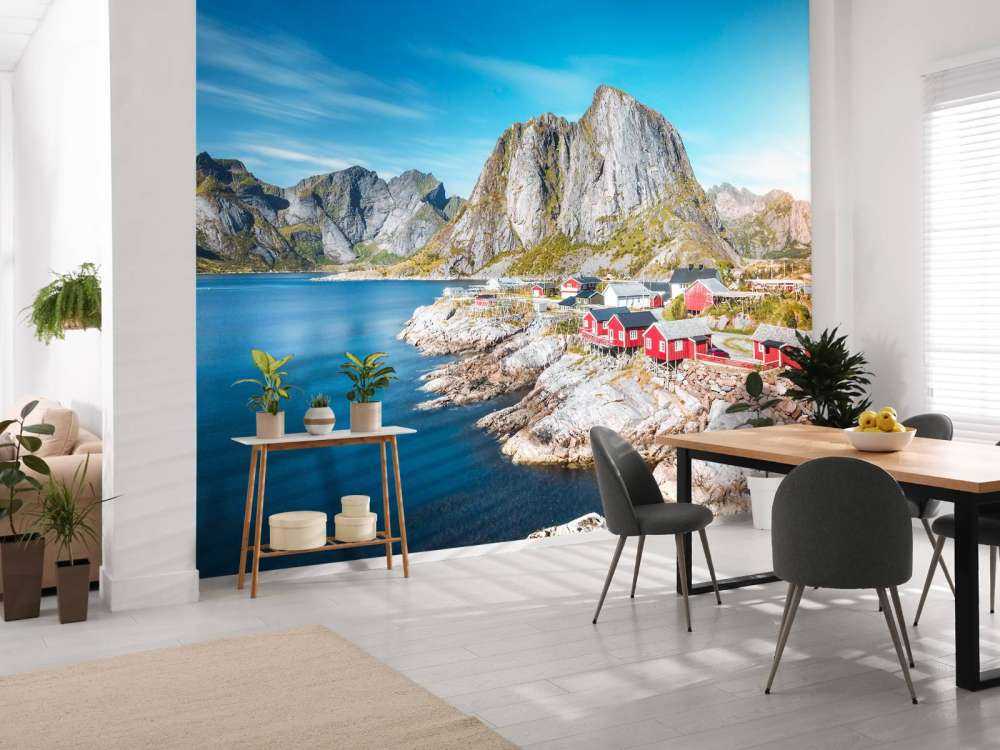 Rode vissershuisjes aan noorse fjord