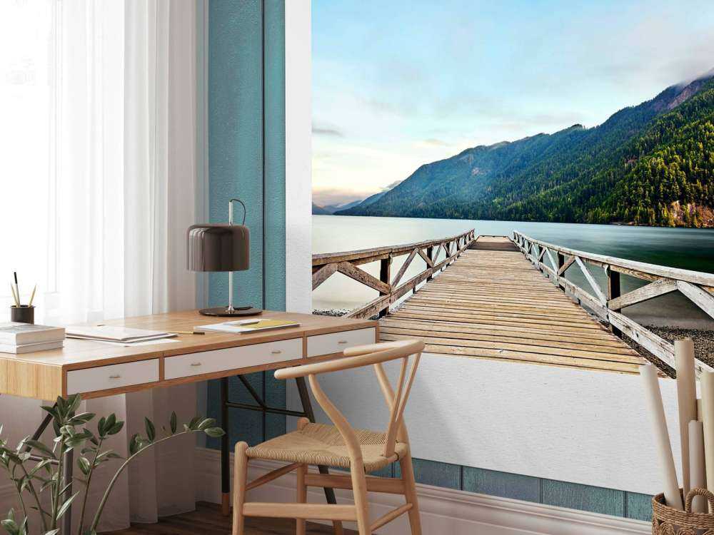 Houten steiger aan bergmeer