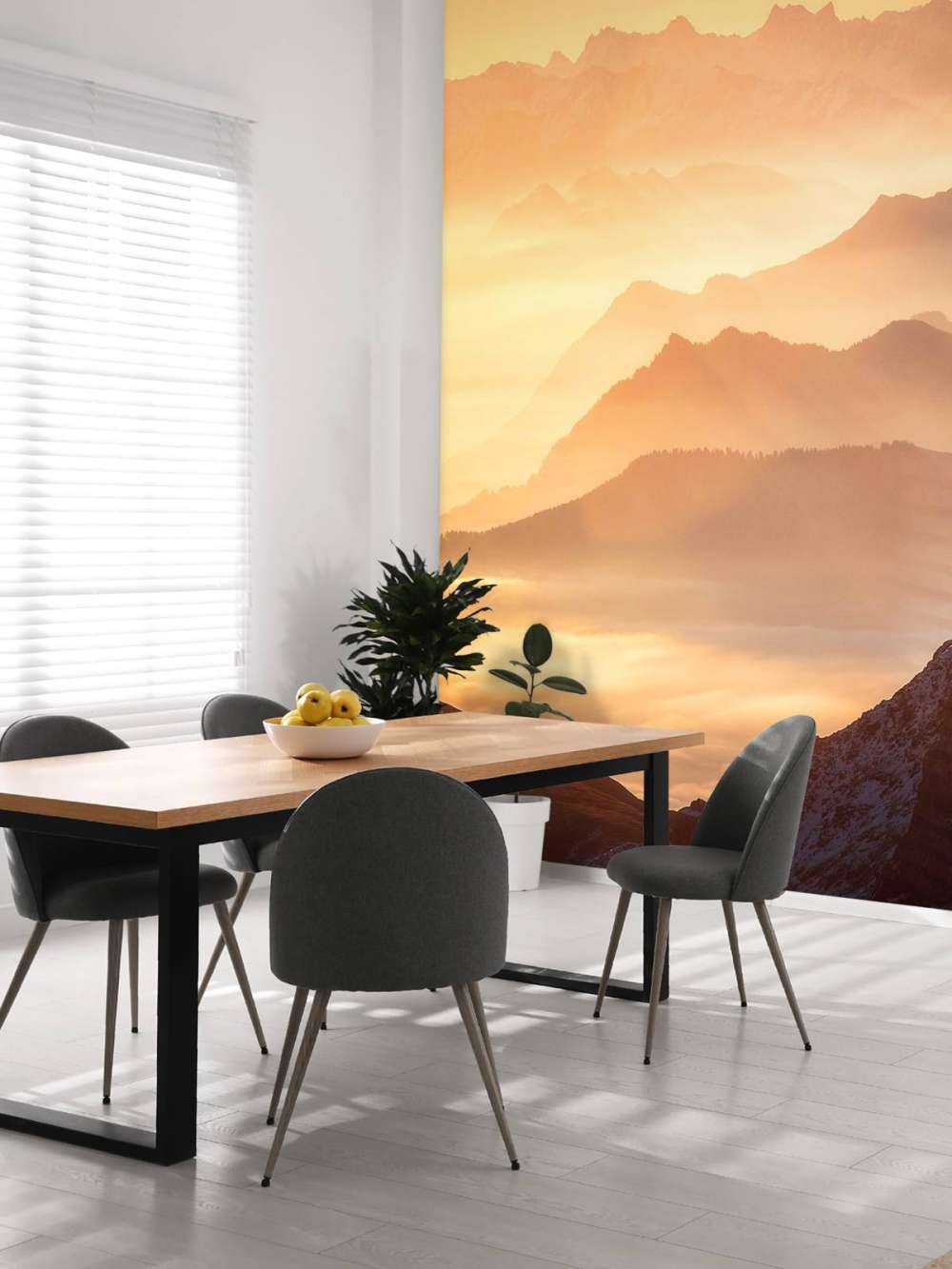 Gelaagde bergsilhouetten bij zonsopkomst