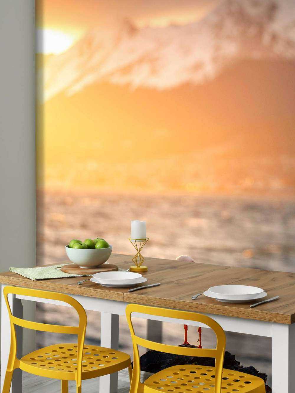 Meeuw bij zonsondergang aan fjord