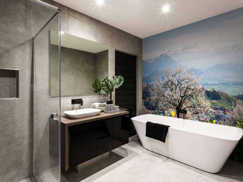 Bloesemboom in bergdal bij lentezon