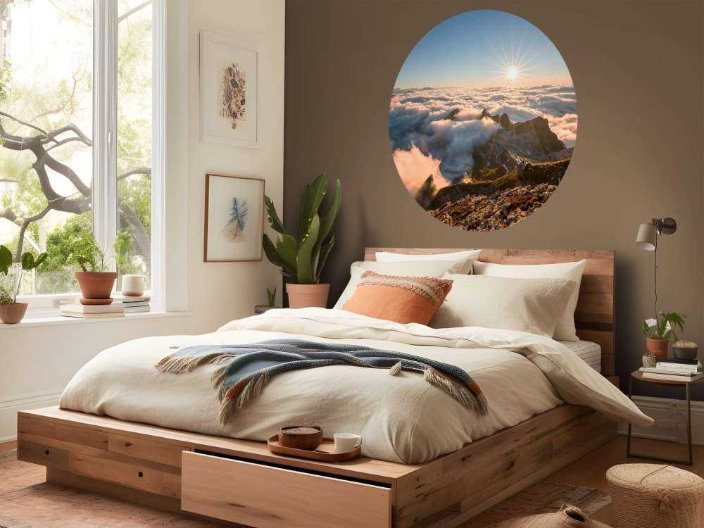 Zon boven wolkendek en bergtoppen