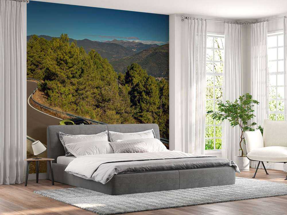 Limegroene BMW op bergweg