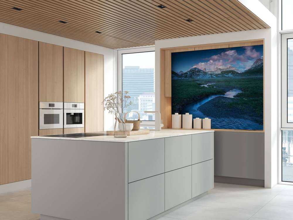 Avondlicht over bergvallei met beek