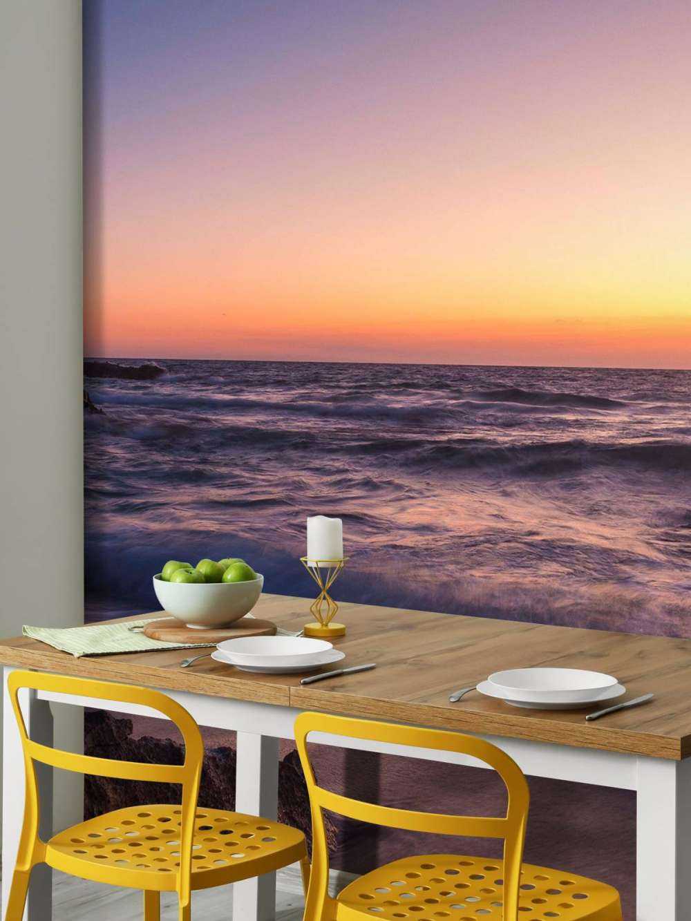 Maanlicht boven paarse branding bij zonsondergang