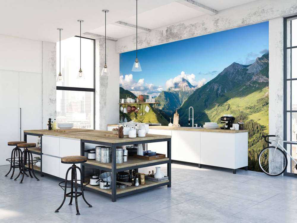 Zomerlicht over groene alpenvallei