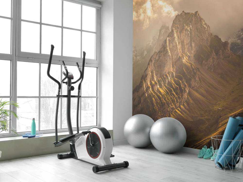 Gouden zonlicht op grillige bergkam