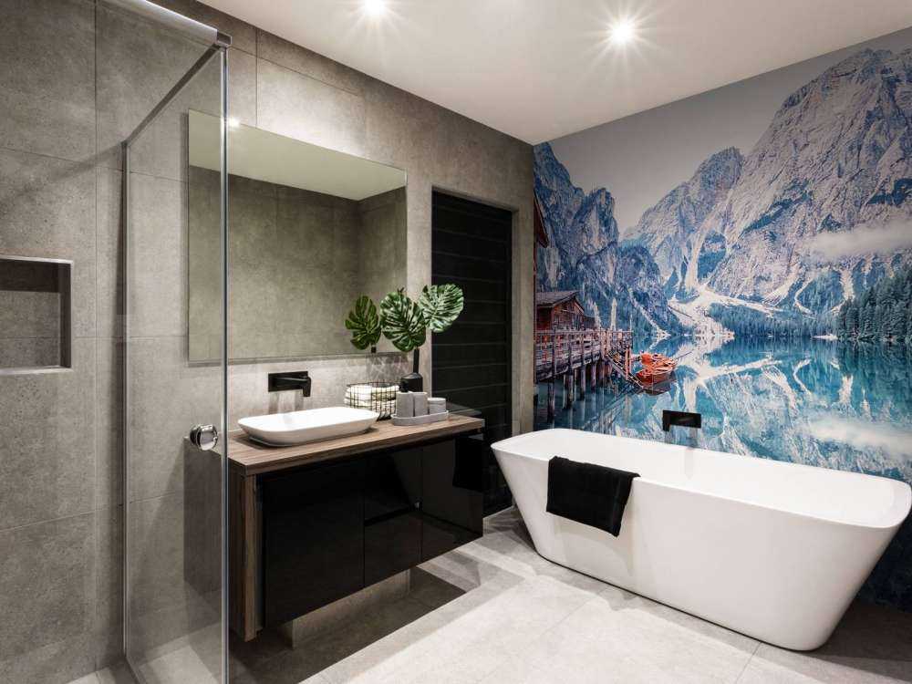 Bergmeer bij houten steiger