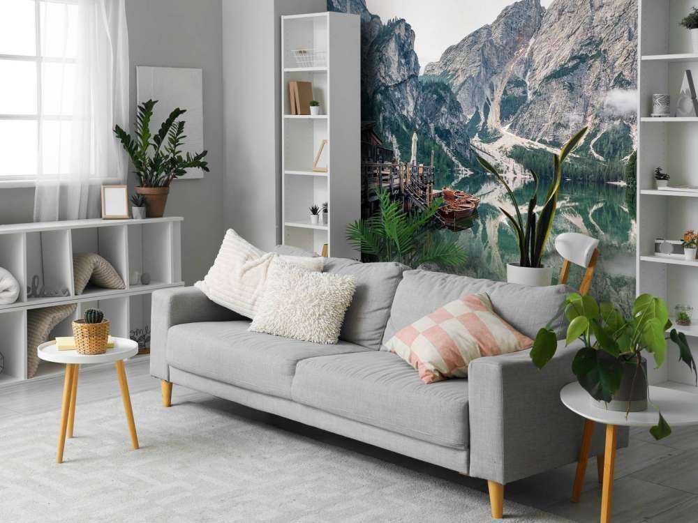 Bergmeer in stille ochtendmist