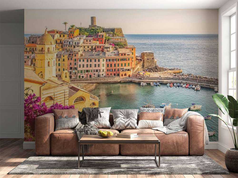 Zomerlicht over kleurrijke havenstad