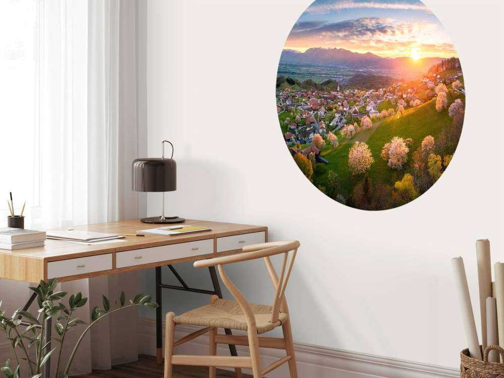 Heuveldorp in lentegloed