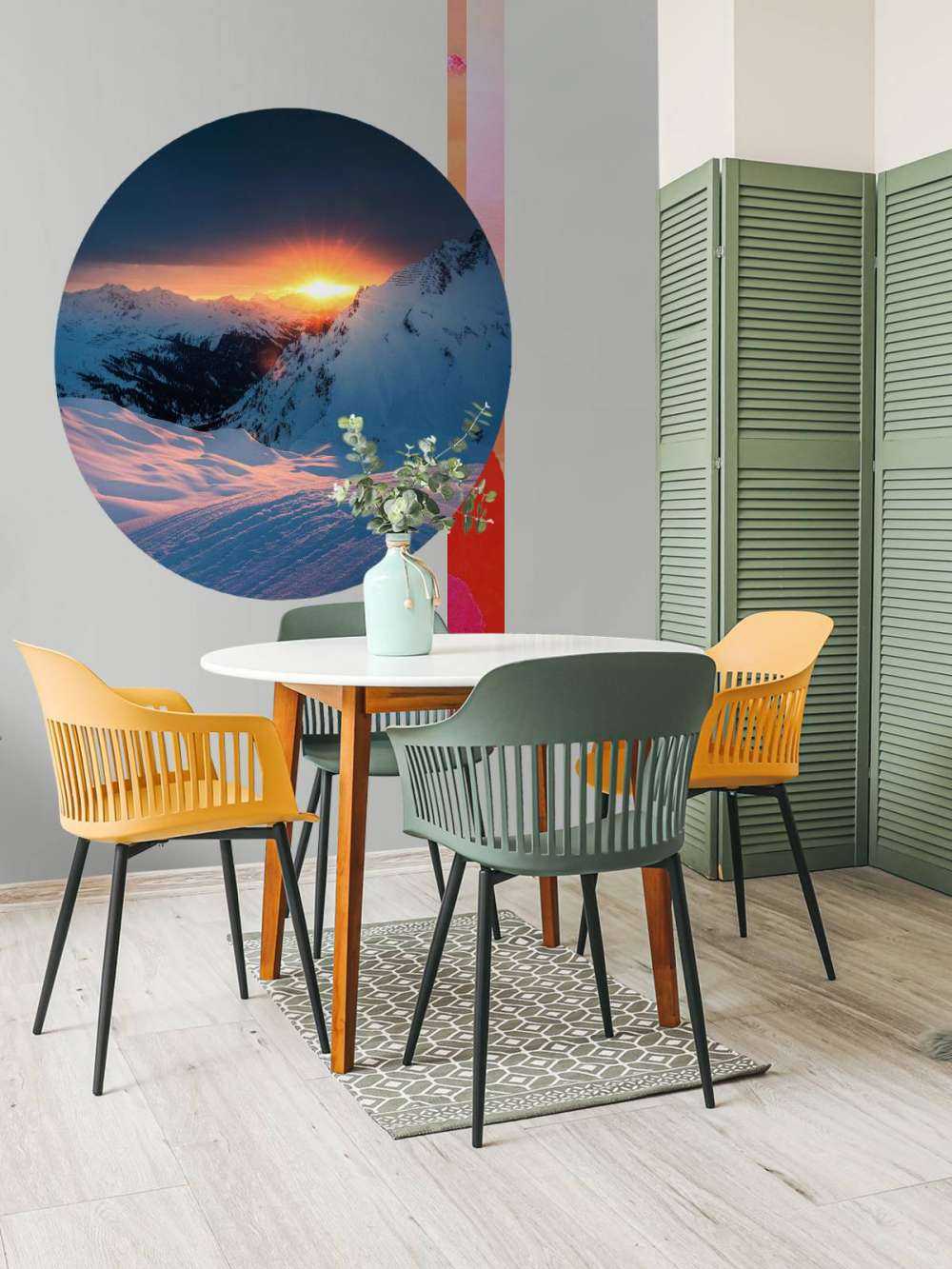 Ondergaande zon boven besneeuwde alpentoppen