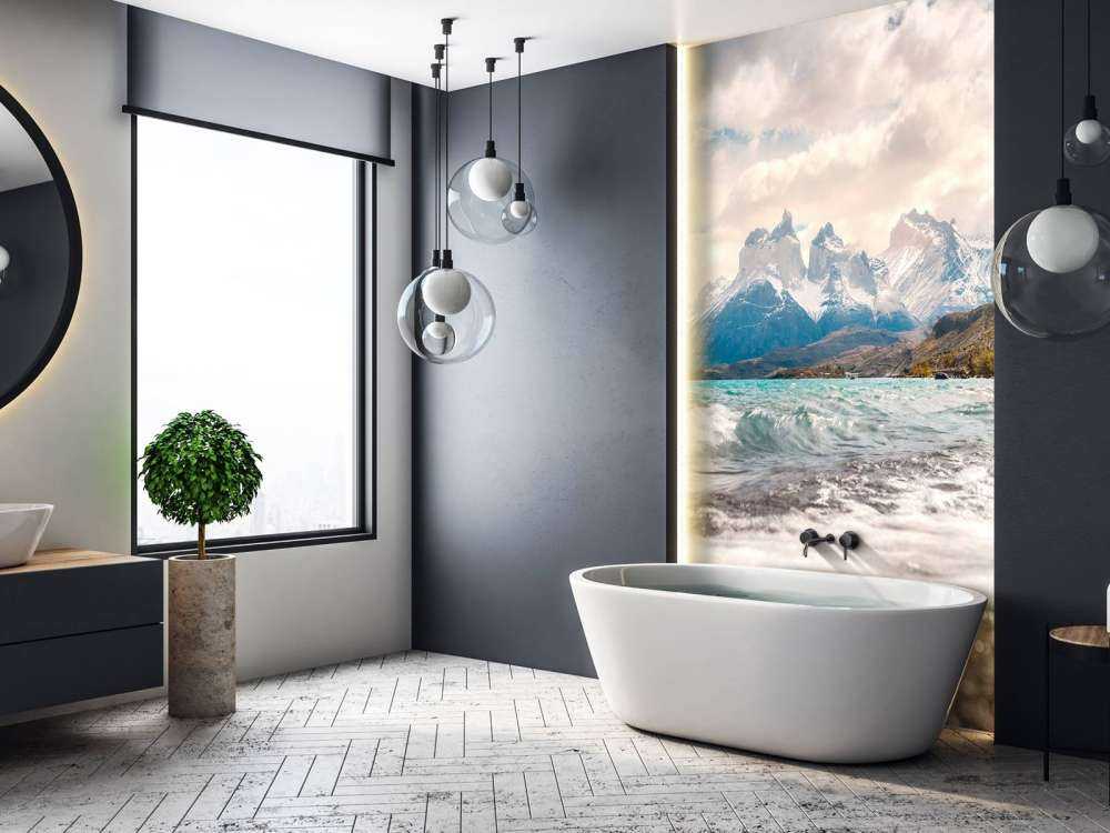 Turquoise bergmeer met golvende kust