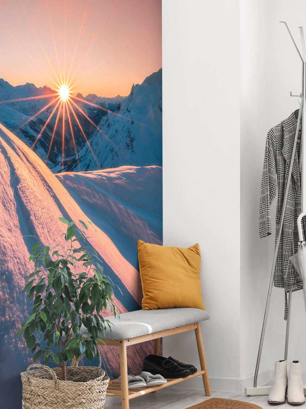 Zonlicht over besneeuwde helling