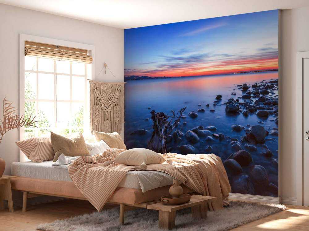 Rotsige oever bij avondlicht