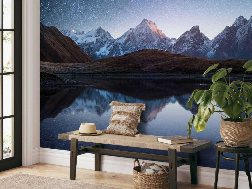 Bergen met sneeuw bij nacht