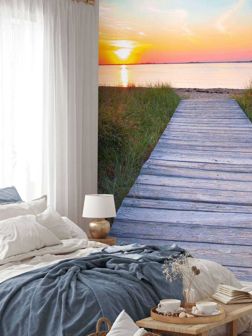 Strand en houten weg