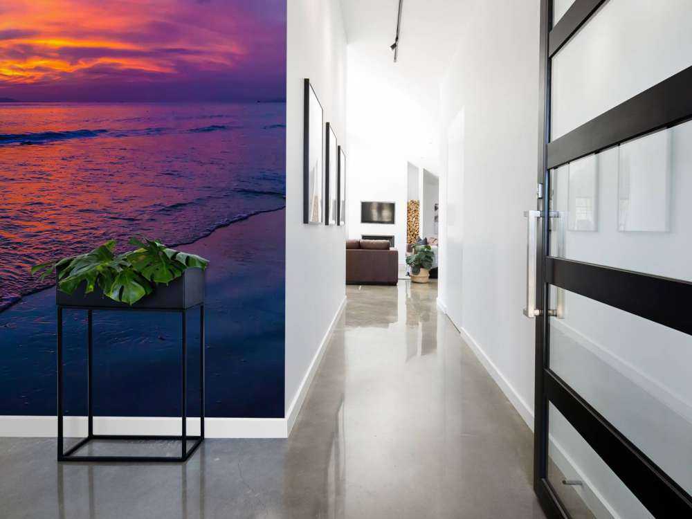 Paarse zonsondergang op het strand