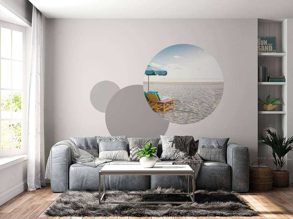 Groot wit strand met twee ligbedden