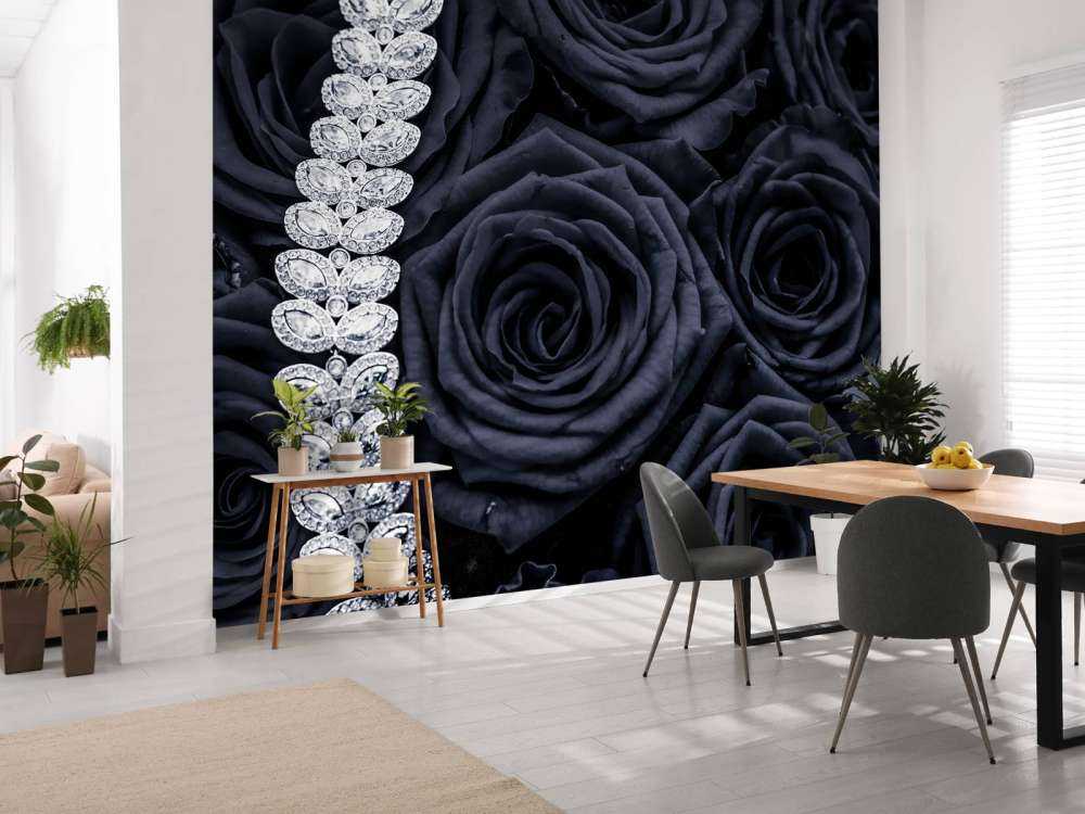 Donkere rozen met een diamanten ketting erop