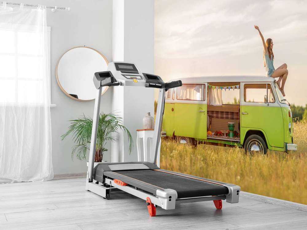 Een jonge vrouw geniet van haar rondreis