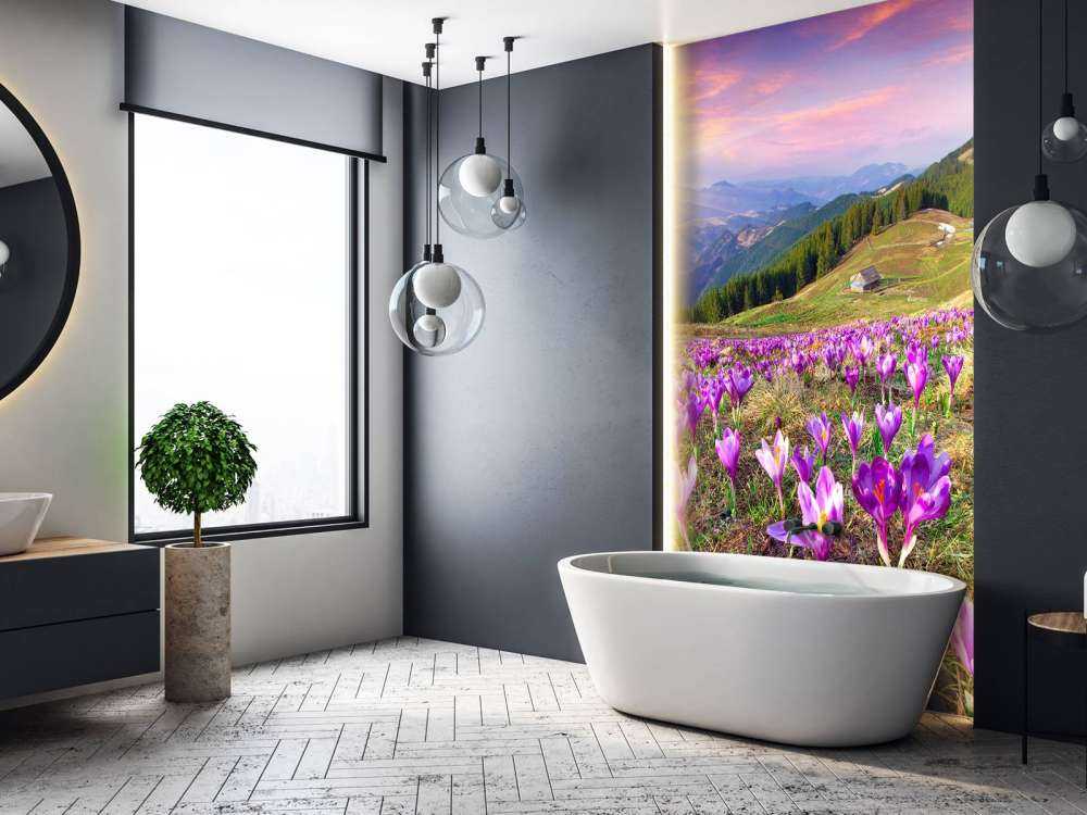 Bloemenveld van krokussen in de bergen