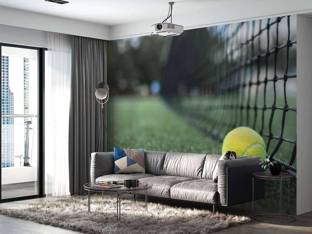 Gele tennisbal tegen het net aan