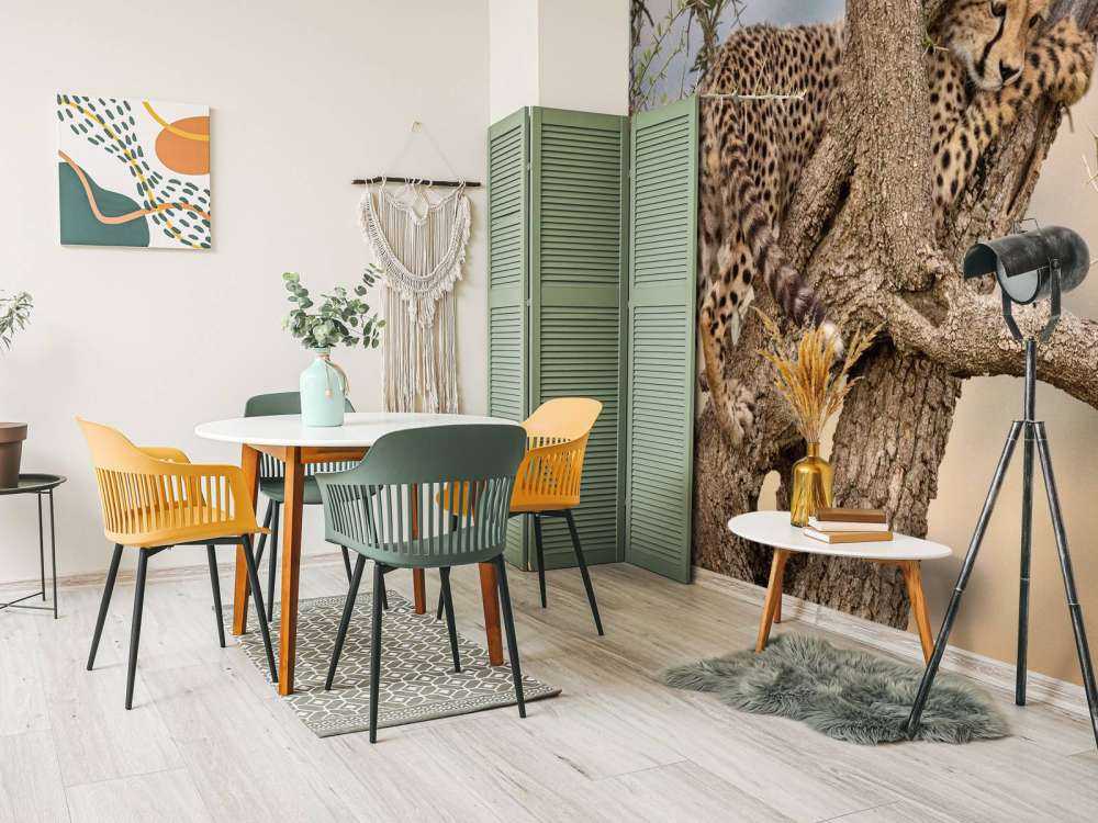 Luipaard krabt aan een boom