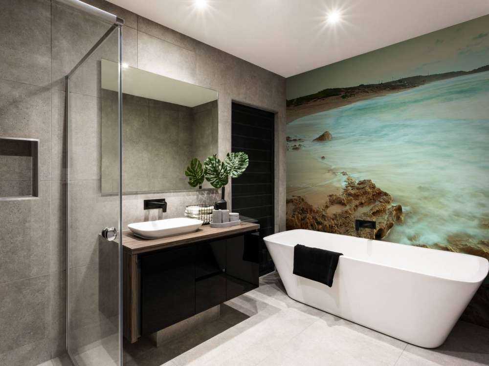 Rustig strand met rotsen