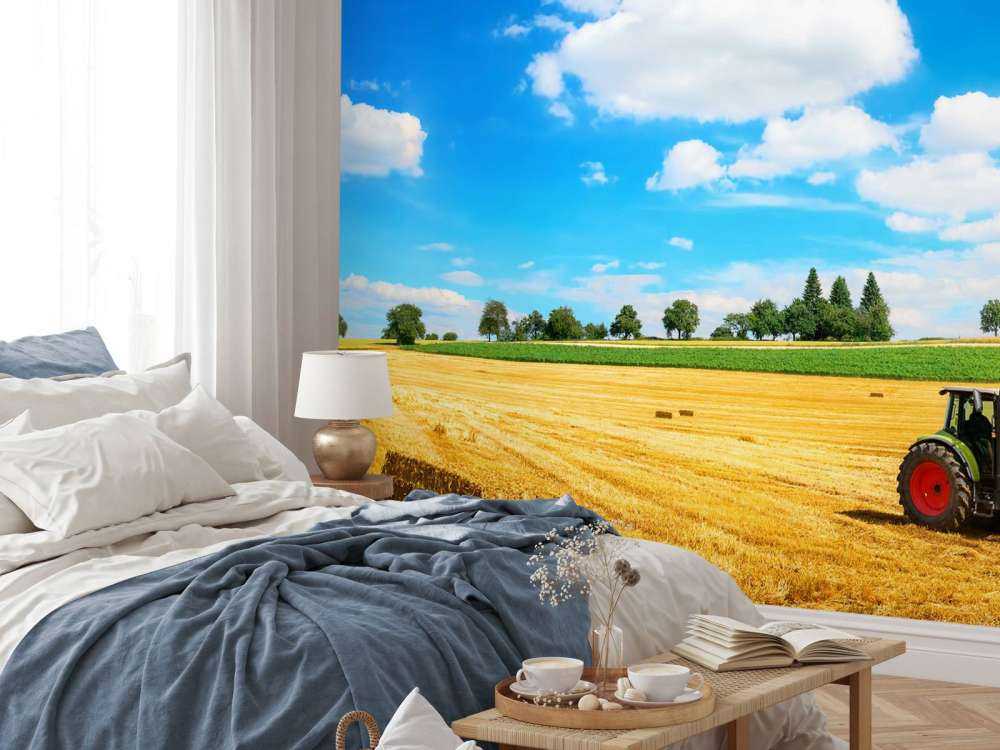 Tractor verplaatst hooibalen