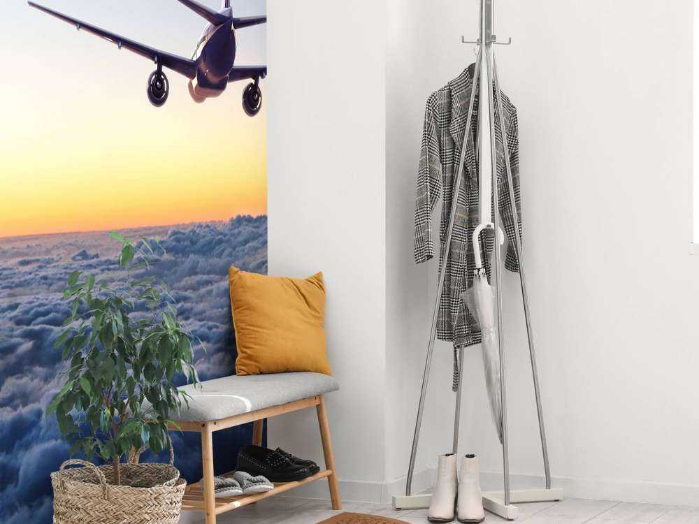 Vliegtuig in de avond boven de wolken