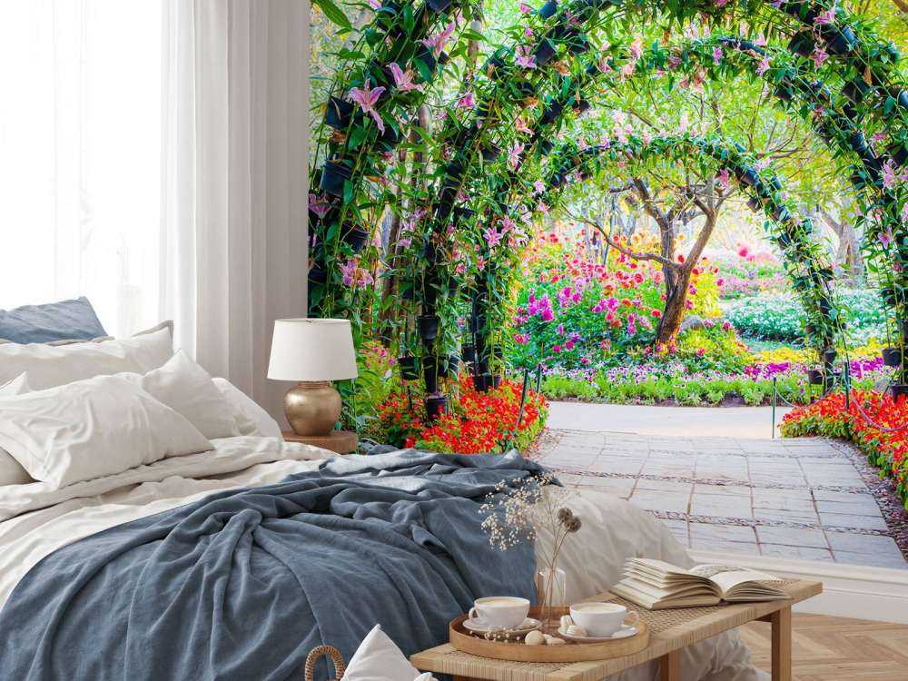 Bloemenbogen in een parkje