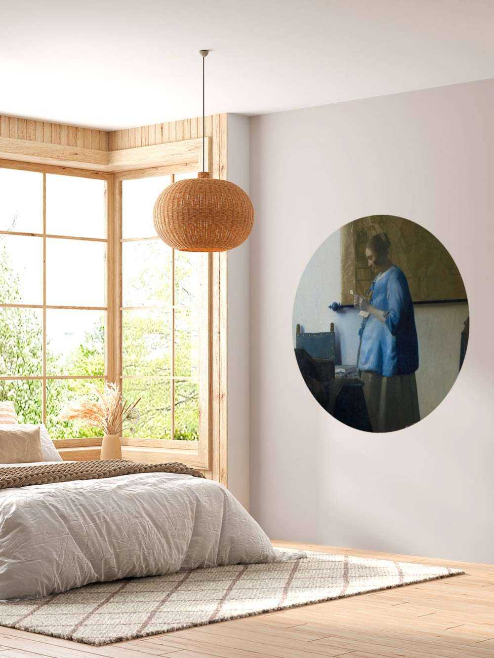 Brieflezende vrouw in het blauw