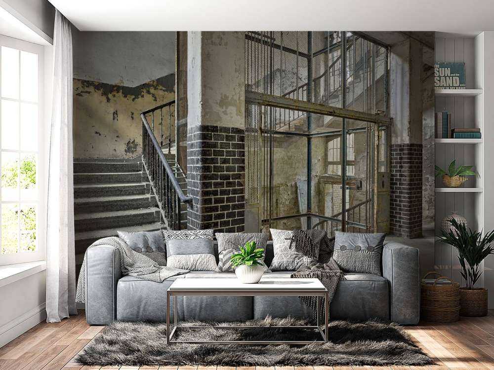 Oude liftschacht met trap