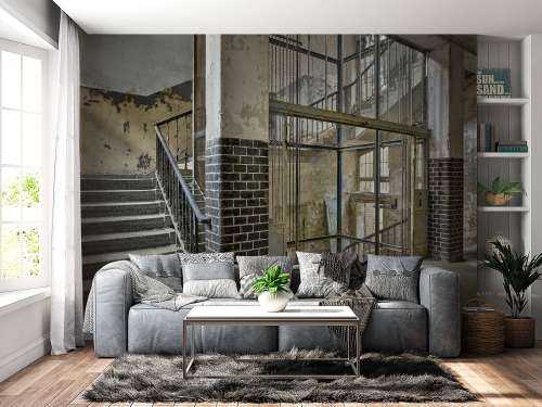 Oude liftschacht met trap