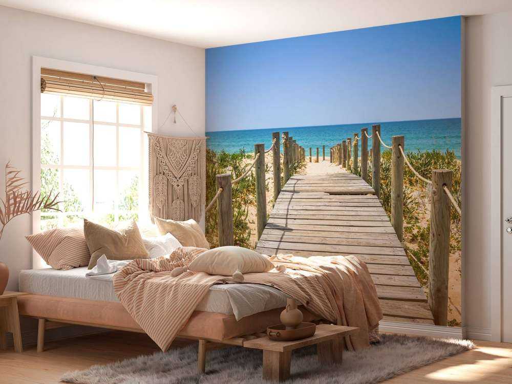 Houten brug naar het strand