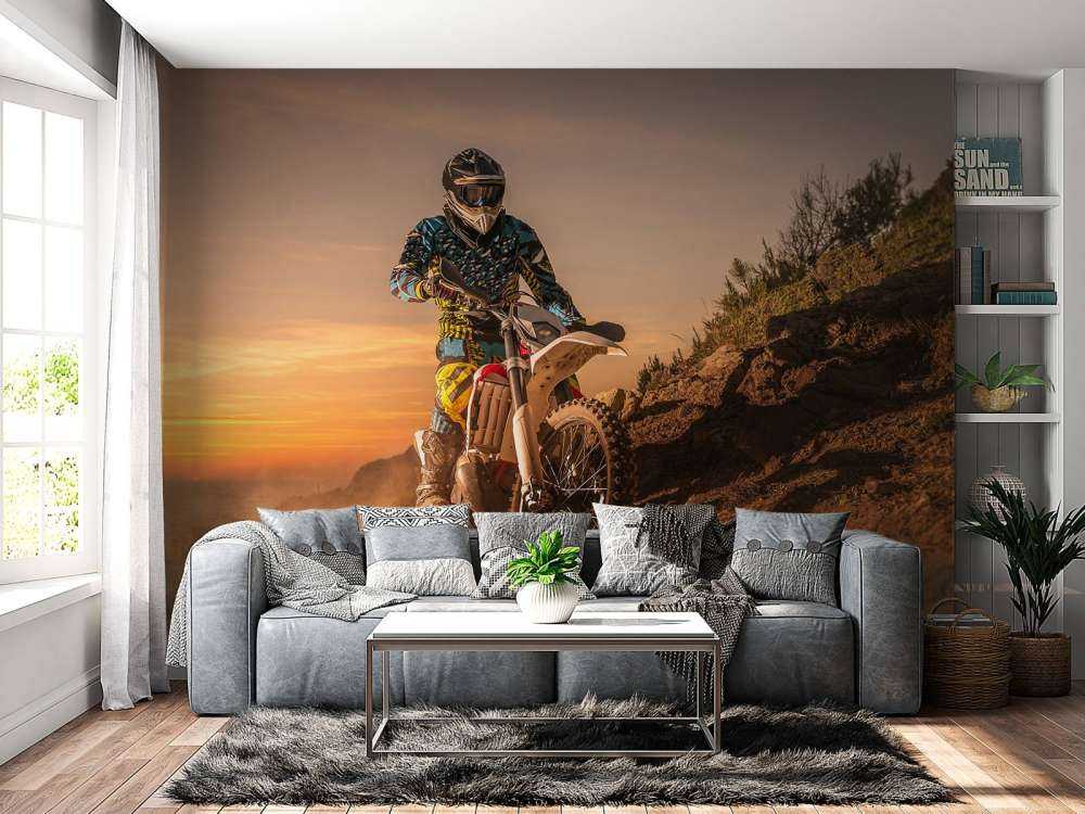 Crossmotor bij zonsondergang