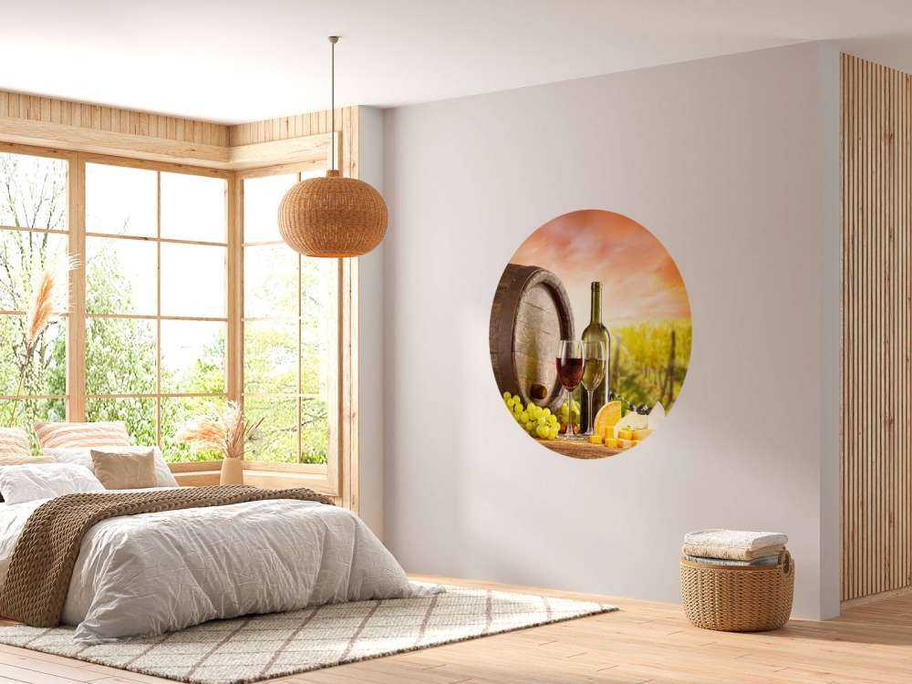 Wijngaard met wijn en kaas op de voorgrond