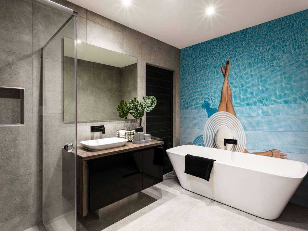 Vrouw bij het zwembad