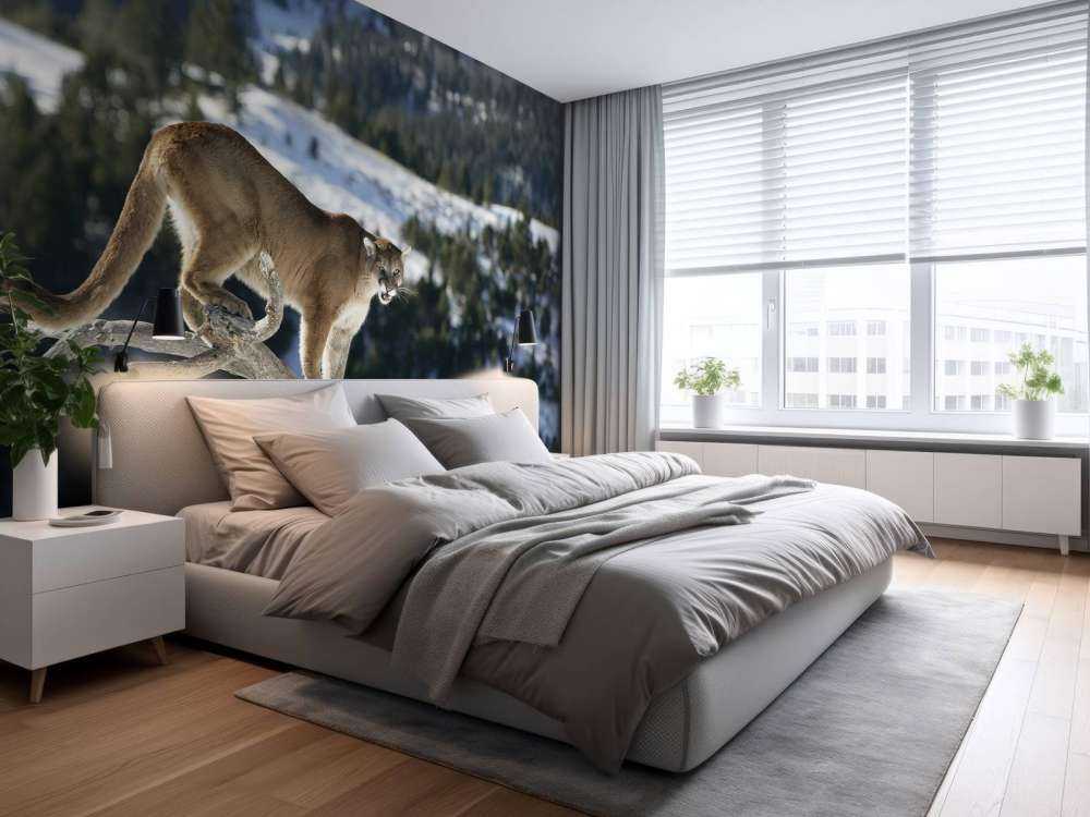 Bergleeuw op een dode boom