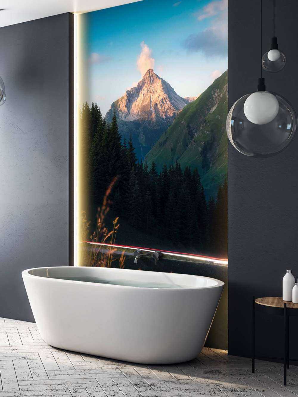 Avondlicht op alpentop met bloemenveld