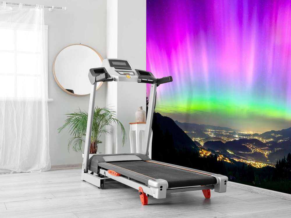 Noorderlicht boven verlichte bergstad